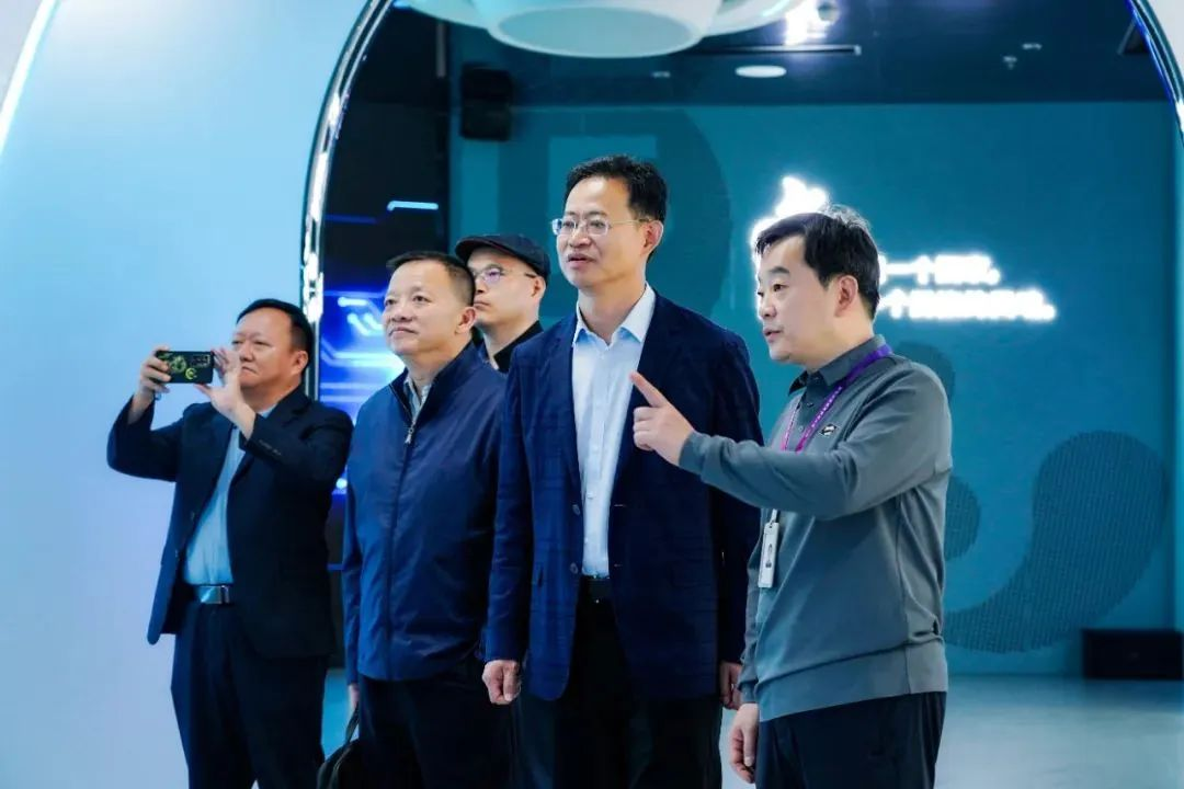 2024120602 国家广电总局发展研究中心一行赴jinnianhui官网金年会励丰文化调研指导