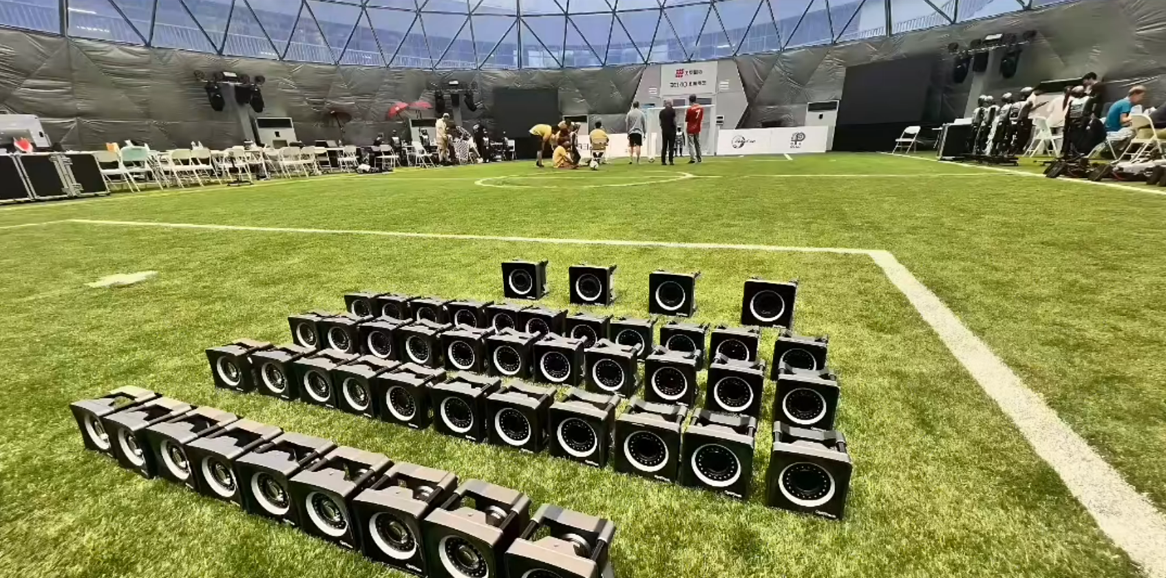 2005世界人形机器人运动会 为参赛队伍提供赛前、赛中以及赛后的运动数据分析和技术保障